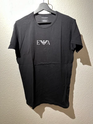 Armani - Aldrig använd  Storlek L motsvarar M