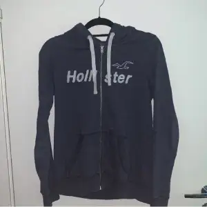 Snygg och skön kofta från hollister! Använd ett fåtal gånger och är i väldigt bra skick!