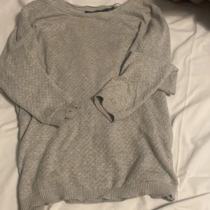 tröja - två tunna tröjor från vero moda båda i M och sitter lite oversized är S i vanliga fall en ljus och en mörk grå. en för 250 båda för 450!!💕