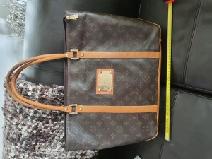LV väska vintage  - Äkta dock inget kvitto el.dustbag.Märkta lv på alla nitar och beslag. Även på dem 4 i botten på utsida. En gåva f 10 år sen . Något använd men i mycket bra skick. KAPKan skicka mer bilder.