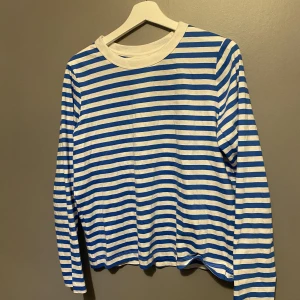 Långarmad randig  - Säljer denna blå vita långarmade tröjan från h&m aldrig använd, nypris 150kr säljer den för 60kr storlek S 