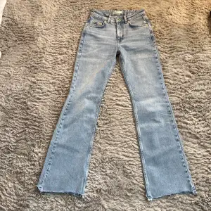 Här är ett par jeans från Gina tricot. Dom är inte till användning mer. Fråga bara om fler bilder på jeansen om du skulle vara intresserad!💞