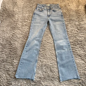 Jeans  - Här är ett par jeans från Gina tricot. Dom är inte till användning mer. Fråga bara om fler bilder på jeansen om du skulle vara intresserad!💞
