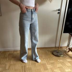 Blåa vida jeans från monki som knappt blivit använda pga för stora. Strl 25 köpta för 400 säljer för 200