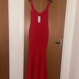 Balklänning  - En oanvänd röd maxiklänning 