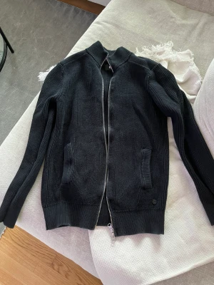 Tröja - En stickad zip tröja, skick 8/10, strlk xs i män