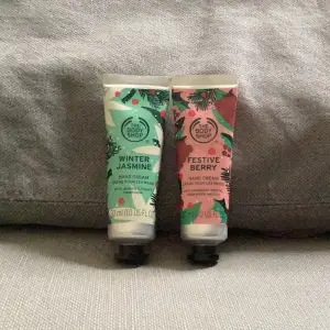 Säljer dessa två handkrämer från the body shop ( går såklart att köpa separat)💗🧴🤍 Köp 2 för 35 eller en för 20. Använt en gång❤️ luktar fantastiskt gott💕🧴🧼