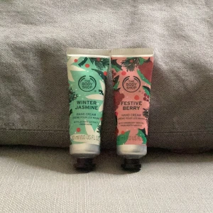 Handkräm från the body shop - Säljer dessa två handkrämer från the body shop ( går såklart att köpa separat)💗🧴🤍 Köp 2 för 35 eller en för 20. Använt en gång❤️ luktar fantastiskt gott💕🧴🧼