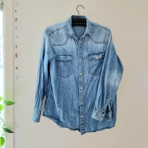 Jeansskjorta - Jeansskjorta &denim by H&M // Stlk 36 // Som ny!