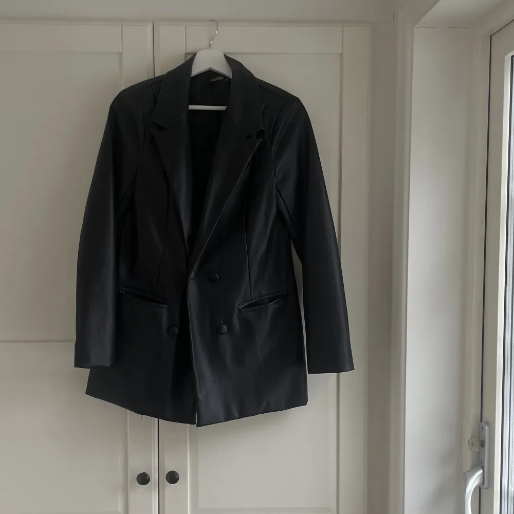 Skitsnygg läder blazer från Missguided, inga defekter. Köpt för 700kr☺️. Jackor.