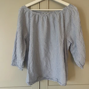 Somrig topp - En söt topp perfekt till sommaren! Den är i storlek L men passar M och även S om man vill ha den lite oversize😊i stort sett oanvänd och 10/10 i skick