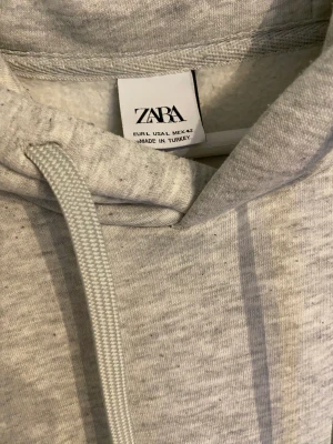 Grå hoodie  - Klassisk grå hoodie från Zara med riktigt mjuk och skön insida