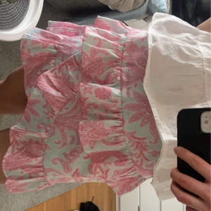 Volangkjol - Snygg kjol från Gina. Har för många kjolar därför säljer jag