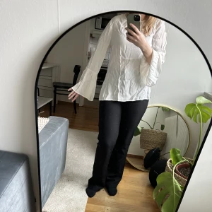 Vit blus  - 🤍Vit blus med trumpetärm🤍 Superfin finblus. Sälj då jag inte använder den längre. Stor 34 som jag som är 36a kan ha.