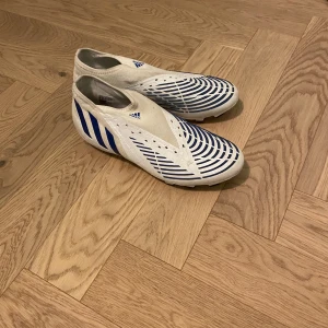 Fotbolls adidas predator skor - Nästan helt nya, ny pris 1400kr jätte bra skick❗️, inte tvättade men lätta att tvätta, säljer pga för små, 💯skriv om ni har frågor!