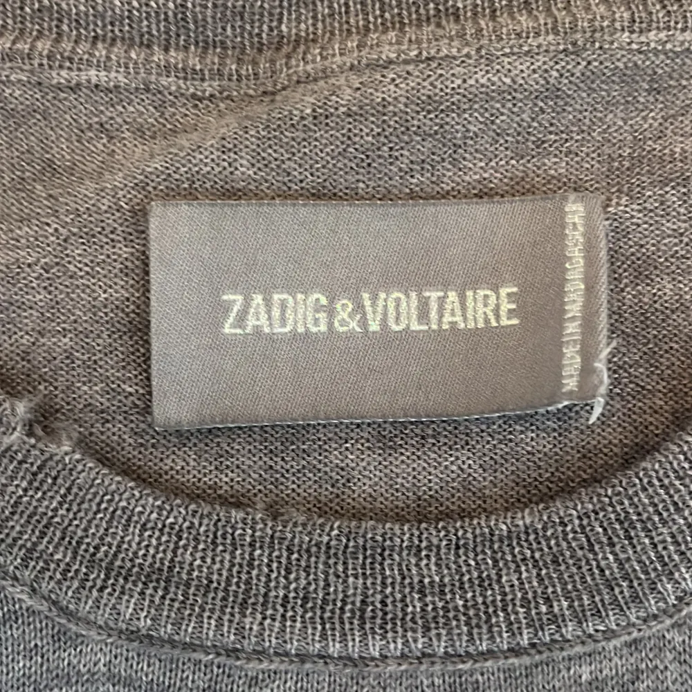 En till jätte fin Zadig Voltaire tröja som jag säljer pga att den inte kommer till användning nypris 1500🫶Är i stolek men passar S och m. Tröjor & Koftor.
