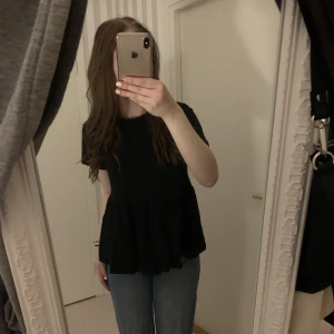 Volang T-shirt  - Svart volang t-shirt från lager157, den är ett perfekt basplagg 