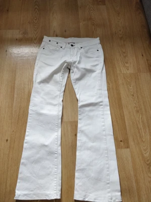 Vita jeans - Lågmidjade vita jeans som jag köpt på Sellpy men inte fått någon användning av. Sitter ganska tajt i midjan och över låren på mig som brukar ha S/36/38 och är uppsydda så de passar mig i längden som är 160! De är 36 men skulle säga att de är mer som 34❤️