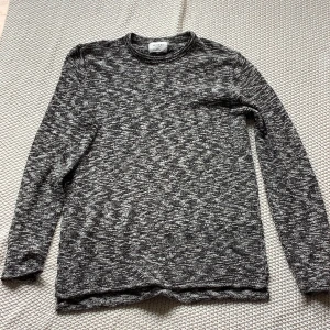 Vailent tröja large  - Vailent large stickad tröja.  Har många annonser. 