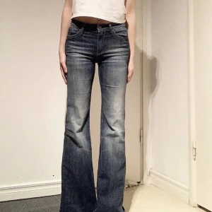 Crocker bootcut jeans - Säljer dessa midwaist bootcut jeans från Crocker, första bilden lånad från tjejen jag köpte dem av. 
