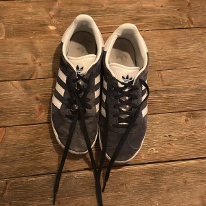 Adidas Gazelle skor - Storlek: 38 2/3 Färg: blå och vit 