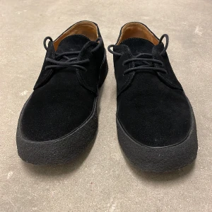 Playboy skor - Playboyskor i mocka, klassisk modell. Sparsamt använda, mkt gott skick! UK10/EUR 44