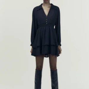 Zara klänning  - Säljer denna fina svarta klänningen ifrån zara. Använt en gång❤️