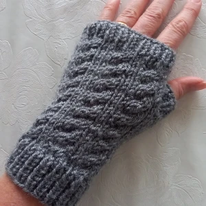 Nya grå torgvantar med mönster stl S/M - Perfekta till våren! Ett par nya torgvantar i mörkgrått med diskret o fint mönster. Stickade i ett garn som är varmt och skönt, men inte stickigt. Kan tvättas i 40 grader. Pris 85 kr+ frakt som vanligt brev. Totalt 100 kr. Följ mig så ser du nya annonser!