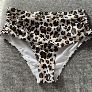 Bikini - Bikini det från Shein, använd fåtal gånger förr förra sommaren. Trosorna är högmidjade. Är fortfarande i bra skick