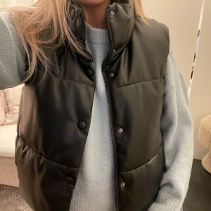 Skinn väst  - Säljer min skinnväst från zara i S, köpt för nått år sen men har aldrig kommit till användning!💓köpt för 499kr💓säljs för 250kr + frakt 