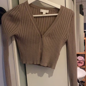 Kofta - Kofta med knappar i brun/beige