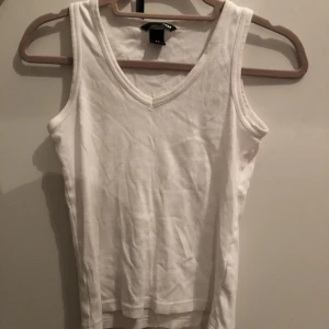 Vitt linne - Vitt linne från H&M, typ aldrig använd! Perfekt basplagg