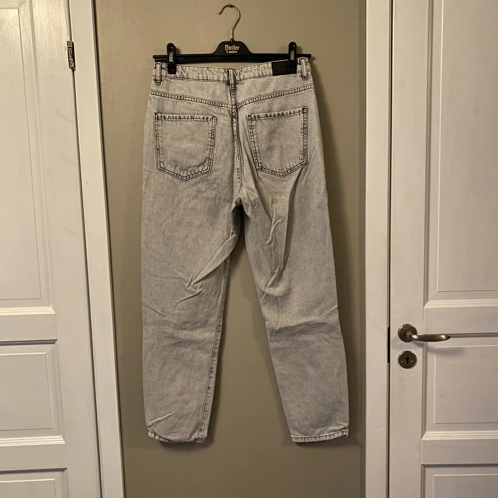 begagnade gråa gina jeans vid intresse kan fler bilder skickas . Jeans & Byxor.