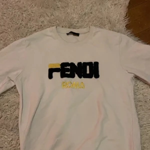 Vit fendi tröja äkta - Tröjan är i bra skick inga missfärgningar eller skador, storlek L men passar mig som bär s med