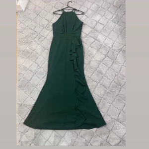 Balklänning  - Superfin grön balklänning i storkek 38. Endast använd 2 gånger