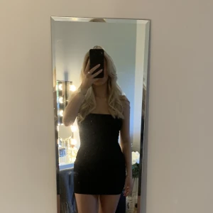 Ribbad klänning - Säljer denna bandeau klänning från shein. Råkade köpa två nästan lika dana och den andra satt bättre på mig, därav säljer jag denna❤️