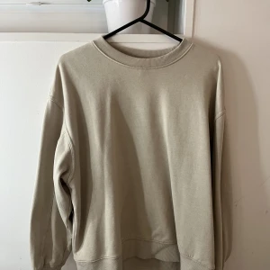 Beige sweatshirt  - En jättefin beige sweatshirt som är perfekt till våren och sommaren! Köpt för 249kr. Säljer för 80kr+ spårbar frakt