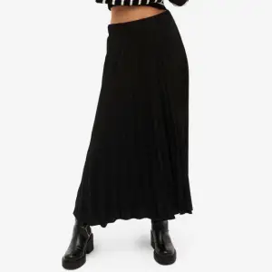 En svart långkjol som jag köpte på hm för några år sen, första bilden är lånad men den är väldigt lik den kjolen jag har. Går även att ha som tubklänning som ni ser på andra bilden. Kontakta vid frågor eller om ni vill ha fler bilder💞 