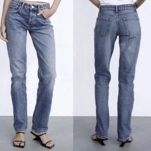midwaist zara jeans - blåa midwaist jeans från zara som inte kommer till användning längre men frf är i bra skick! storlek 38 men passar någon med 36 också. skriv för fler bilder💓