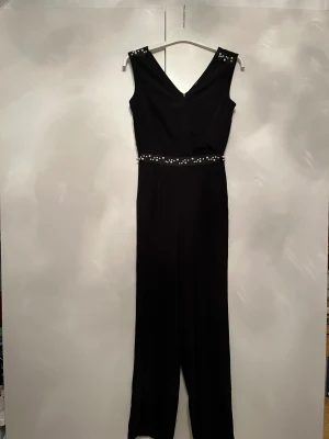 Jumpsuit  - Svart jumpsuit med pärldetaljer! Jättefin och elegant!