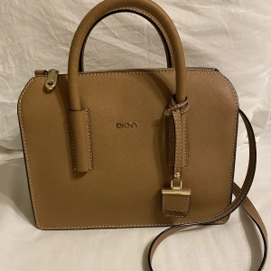 DKNY väska - snygg äkta DKNY väska i perfekt skick! (nypris ca 2000kr) skriv för mer info/bilder <3