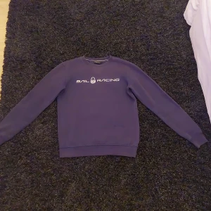 Sail racing sweatshirt  - Skick 9/10. Säljer den på grund av att jag har växt ur den. Storlek small i herr model Ordinarie pris är 800 kr men säljer den för 300 kr 