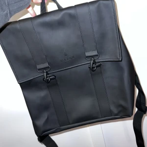 Rains ryggsäck - En ryggsäck som rymmer mycket. Inte för stor, inte för liten. Aldrig använd, bara provat.