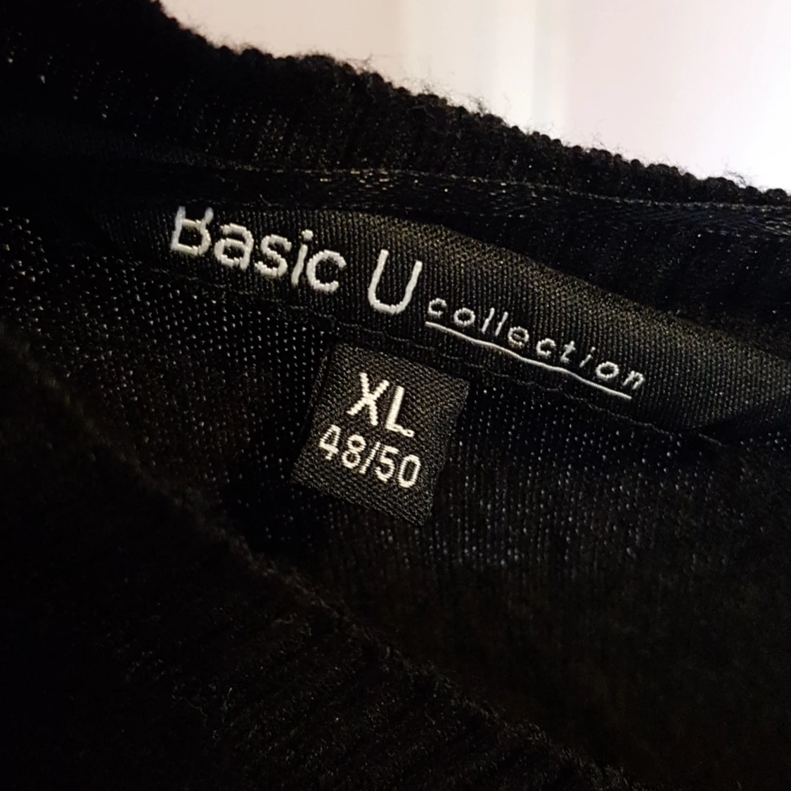 Långärmad tröja med dragkedja bak i nacken. - 91