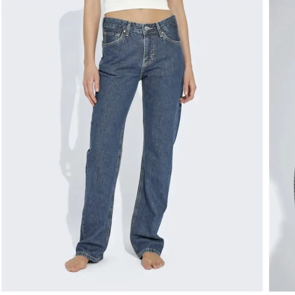 GRATIS frakt t.om 17/4💕  Lågmidjade raka jeans från bik bok i modellen ”Low straight 570” i färgen blå. Ordinarie pris 699kr. Säljer för 199. Knappt använda och inga defekter. Dessa är W27 L32, motsvarar stl S. Skriv eller köp direkt💕. Jeans & Byxor.