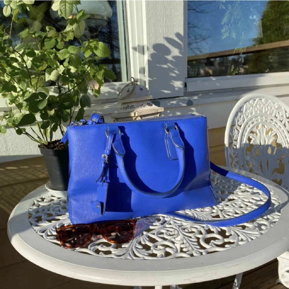 Oanvänd handväska från MANGO 🥭🦋🐬 Superfin blå färg och perfekt storlek. Den är ca 30x13 cm🚚 tillkommer.. Väskor.