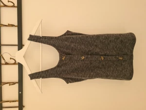 Ribbat linne  - Snyggt linne med knappar framtill.  Toppskick. Stl 15-16 y / 170-176. Passar en S. 