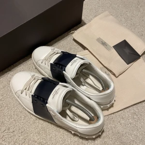 Valentino  - Valentino garavani Färg: vit/navy Storlek:43 Cod:8/10