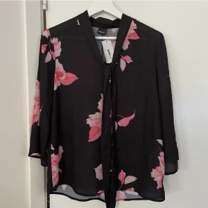 Blus 34 - Blus från Gina i storlek 34. Oanvänd med lappen kvar. 