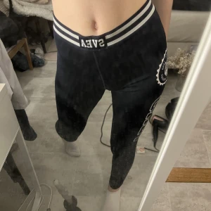 Träningstights - Säljer dessa träningstights från SVEA som är använda några få gånger 💗 jätteskönt material och perfekta i längden på mig som är cirka 168. Går även att vara både lite kortare och längre. 💛